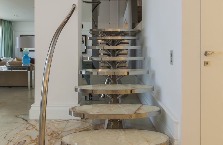 Escadas e Pavimento Onix Branco Rajado
