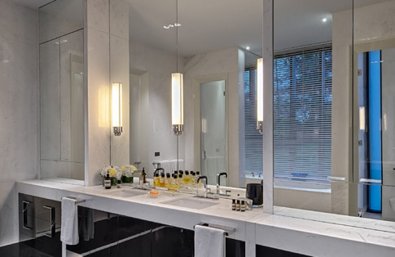 Pavimento M�rmore Negro Marquina e Bancada M�rmore Branco Kiknos