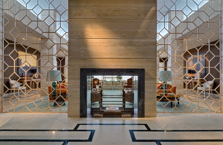 Parede de Lareira Travertino Serrado / Bordadura de Lareira Maci�a M�rmore Negro Marquina / Pavimento Limestone e M�rmore Negro Marquina