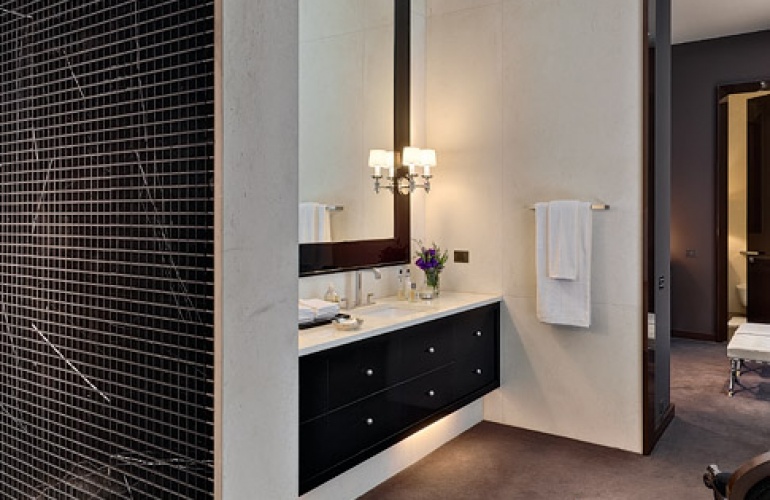 Parede pastilha M�rmore Negro Marquina e Bancada M�rmore Branco Kiknos