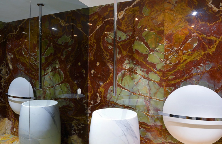 Pavimento e Paredes Onix Multicolor / Lavat�rio maci�o Carrara Calacatta