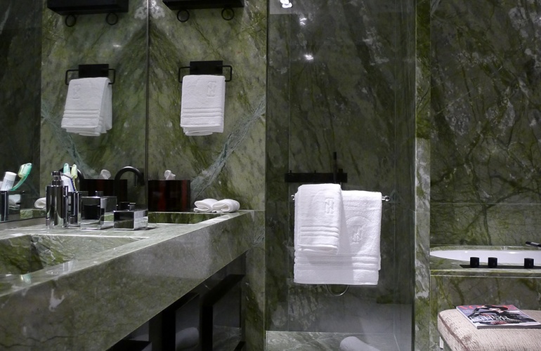 Paredes e Tampo M�rmore Verde Ming / Pavimento M�rmore Branco Sivec