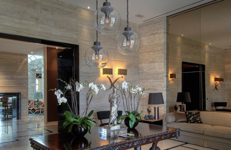 Paredes Travertino Serrado / Pavimento Limestone e M�rmore Negro Marquina