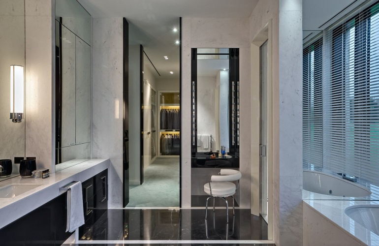 Pavimento M�rmore Negro Marquina e Paredes M�rmore Branco Kiknos