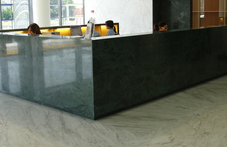 Pavimento M�rmore Branco Olimpico / Balc�o M�rmore Verde Guatemala