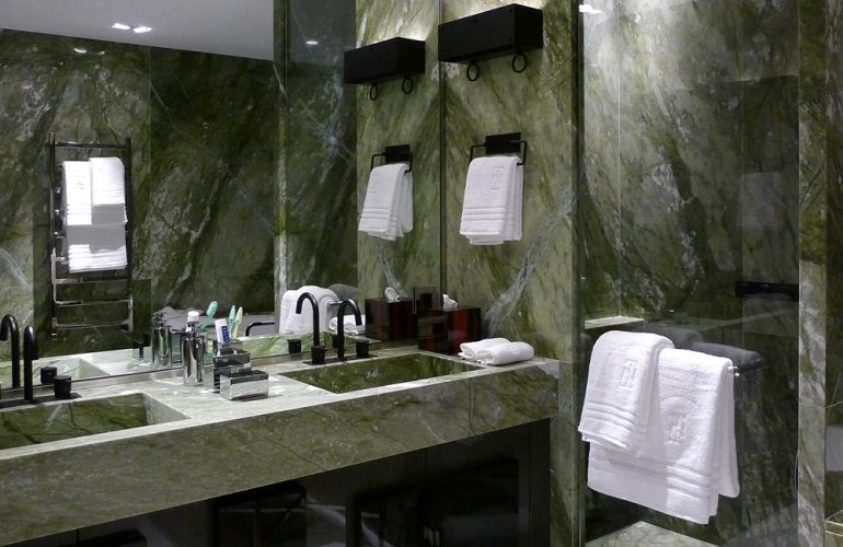 Paredes e Tampo M�rmore Verde Ming / Pavimento M�rmore Branco Sivec