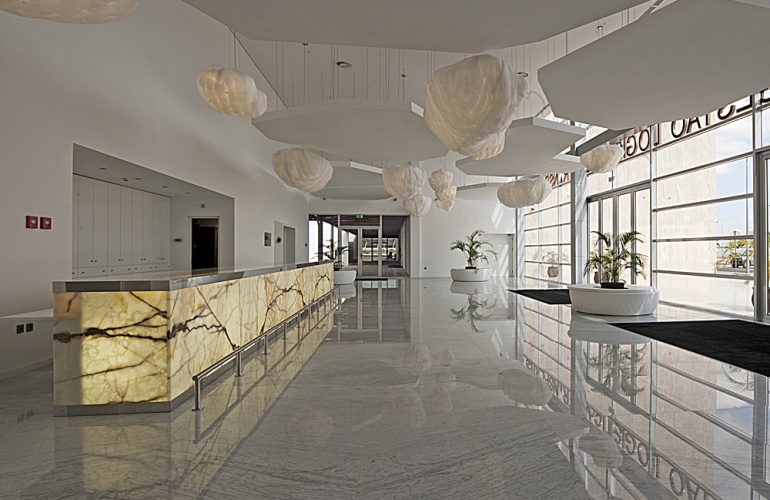 Pavimento M�rmore Branco Carrara / Balc�o Onix Branco Rajado