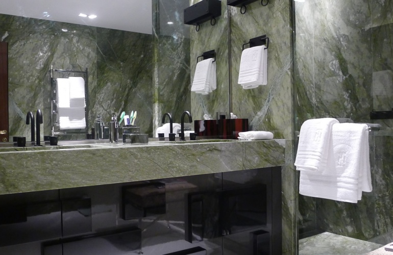 Paredes M�rmore Verde Ming / Pavimento M�rmore Branco Sivec