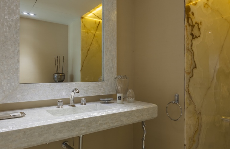 Lavat�rio e Aro de Espelho Madreperola / Pavimento e Paredes Onix Branco Rajado