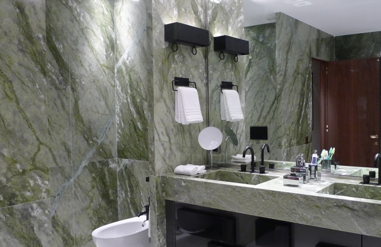 Paredes e Tampo M�rmore Verde Ming / Pavimento M�rmore Branco Sivec