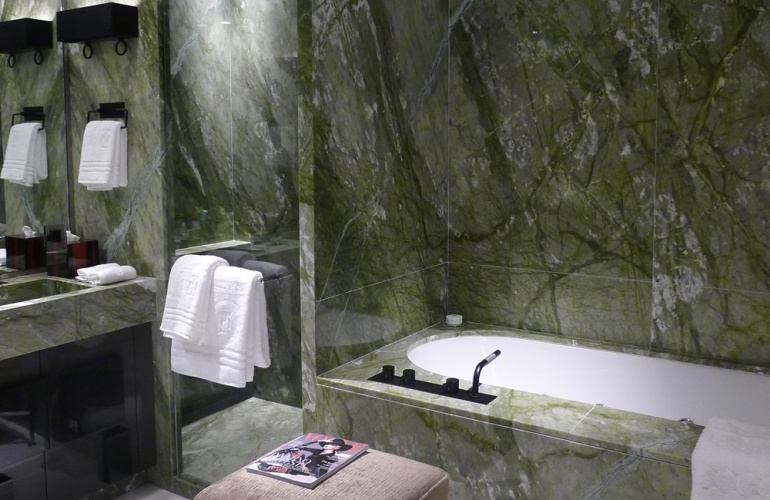 Paredes M�rmore Verde Ming / Pavimento M�rmore Branco Sivec